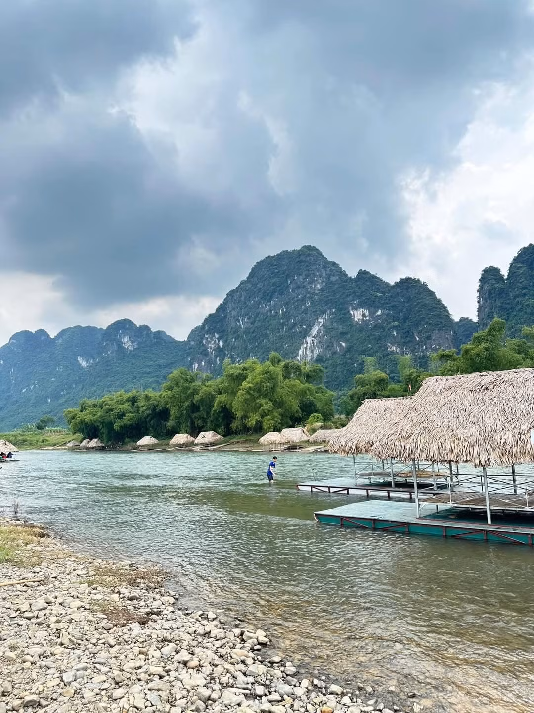 Trên khung cảnh ấy, trải nghiệm ngồi trên bè nổi tre nứa thả mình trôi giữa sông đã trở thành “đặc sản” du lịch hấp dẫn du khách gần xa. Ảnh Đỗ Hà