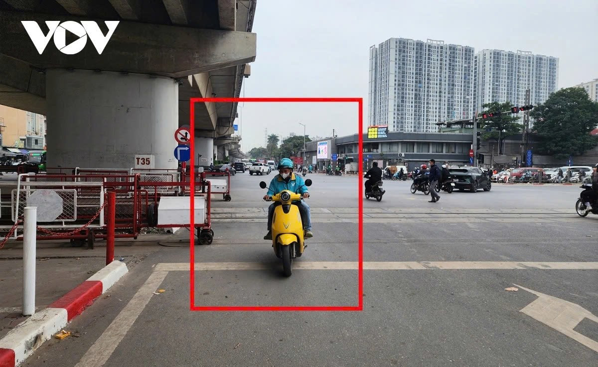 Thậm chí có những phương tiện cố tình đi ngược chiều gây mất trật tự an toàn giao thông tại khu vực quanh bến xe Nước Ngầm.