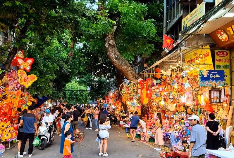 Mỗi độ thu về, Hà Nội lại khoác lên mình chiếc áo lung linh sắc đèn, âm vang tiếng trống lân rộn rã. Ảnh MIA