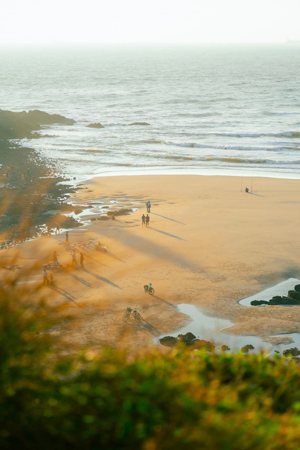 Trong số nhiều vị trí có thể đón bình minh, mũi Nghinh Phong và đồi Con Heo được xem là hai điểm ngắm đẹp và dễ tiếp cận nhất. Mũi Nghinh Phong nổi bật với mũi đất vươn ra biển, phía trước là đại dương rộng mở, phía sau tựa lưng vào núi. Ảnh Phạm Tuấn Thành