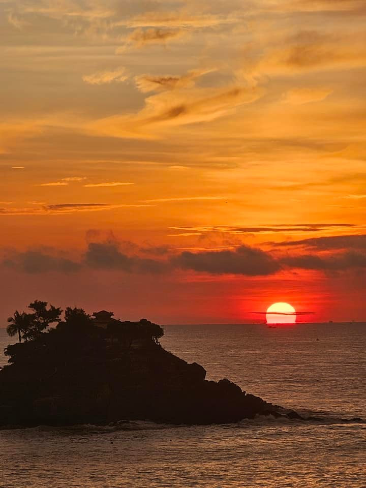 Theo những người thường xuyên đón bình minh ở Vũng Tàu, khoảng thời gian từ 5h đến 6h30 là lúc khung cảnh đẹp nhất. Đặc biệt vào những tháng cuối năm, thời tiết thuận lợi, bầu trời trong xanh, biển êm, tạo điều kiện lý tưởng cho hoạt động này. Ảnh Trần Nguyễn Minh Tâm