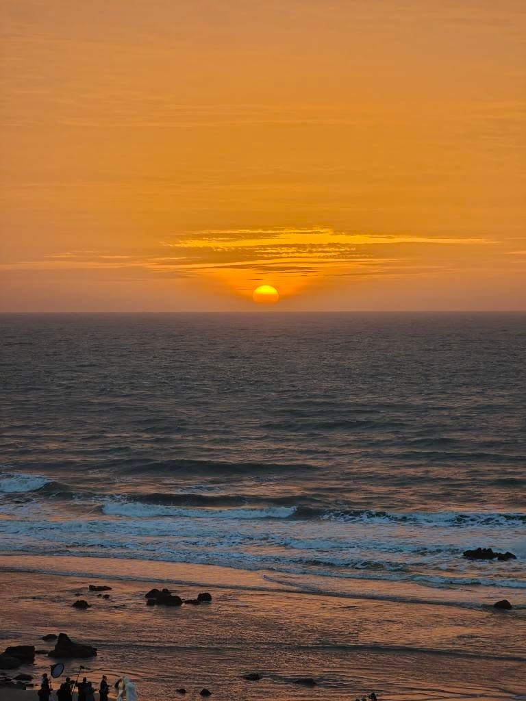 Nhiều du khách chia sẻ rằng khoảnh khắc mặt trời dần nhô lên khỏi đường chân trời, kèm theo tiếng sóng rì rào và làn gió mát, mang lại cảm giác bình yên hiếm thấy. Đó không chỉ là một buổi sáng đẹp, mà còn là khoảng thời gian để mỗi người tự lắng nghe chính mình. Ảnh Trần Nguyễn Minh Tâm