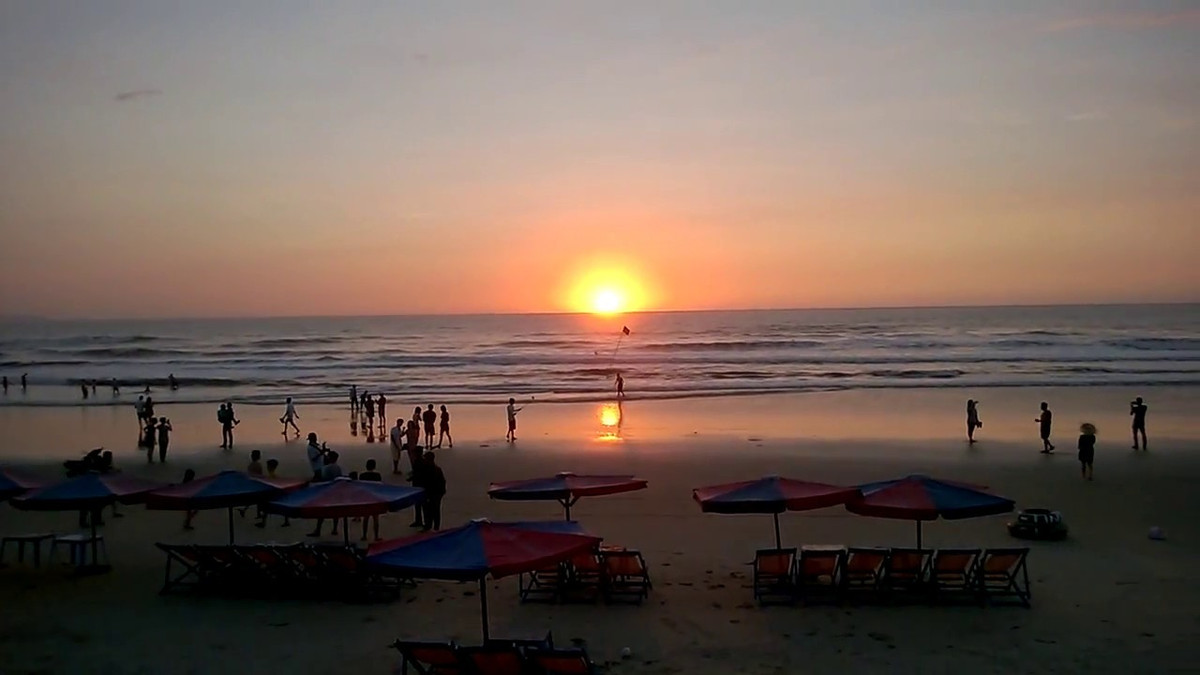 Gần đây, trào lưu “săn mặt trời” trên biển ngày càng lan rộng, thu hút cả người trẻ lẫn người lớn tuổi, bởi vừa giúp cải thiện tinh thần, vừa mang lại cảm giác tái tạo năng lượng sau những ngày bận rộn.