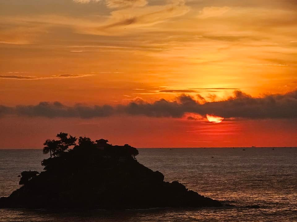 Để không bỏ lỡ khoảnh khắc đẹp nhất, nhiều người chọn dậy sớm từ 4 giờ, di chuyển ra biển khi thành phố còn ngủ yên. Một chiếc áo khoác mỏng, tách trà hay ly cà phê nóng đủ để buổi sáng trở nên trọn vẹn. Trong cái se lạnh của gió biển, việc lặng lẽ ngồi nhìn mặt trời lên cao được xem như liều “vitamin tinh thần” cho ngày mới. Ảnh Trần Nguyễn Minh Tâm