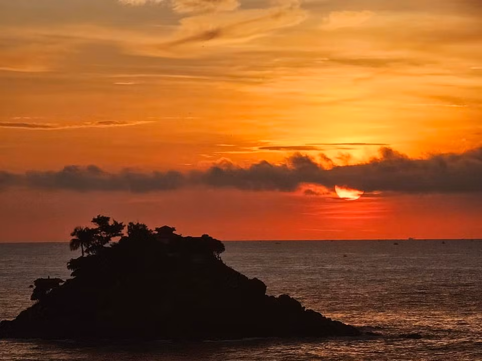 Để không bỏ lỡ khoảnh khắc đẹp nhất, nhiều người chọn dậy sớm từ 4 giờ, di chuyển ra biển khi thành phố còn ngủ yên. Một chiếc áo khoác mỏng, tách trà hay ly cà phê nóng đủ để buổi sáng trở nên trọn vẹn. Trong cái se lạnh của gió biển, việc lặng lẽ ngồi nhìn mặt trời lên cao được xem như liều “vitamin tinh thần” cho ngày mới. Ảnh Trần Nguyễn Minh Tâm