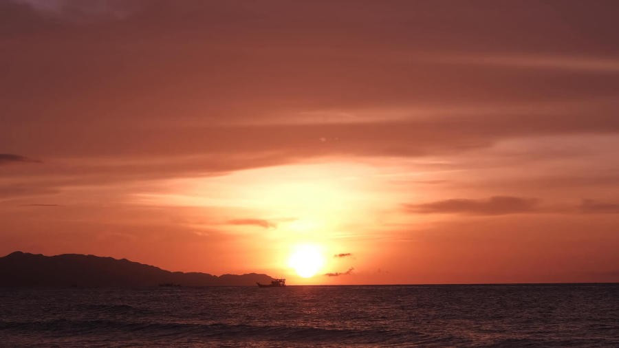 Không cần chuẩn bị cầu kỳ, cũng chẳng tốn kém chi phí, ngắm bình minh ở Vũng Tàu mang đến cảm giác thư thái rất riêng. Trong làn gió sớm mát lạnh, tiếng sóng vỗ đều đặn và không gian còn thưa vắng, mọi ồn ào của cuộc sống thường nhật dường như được gác lại phía sau. Ảnh MIA