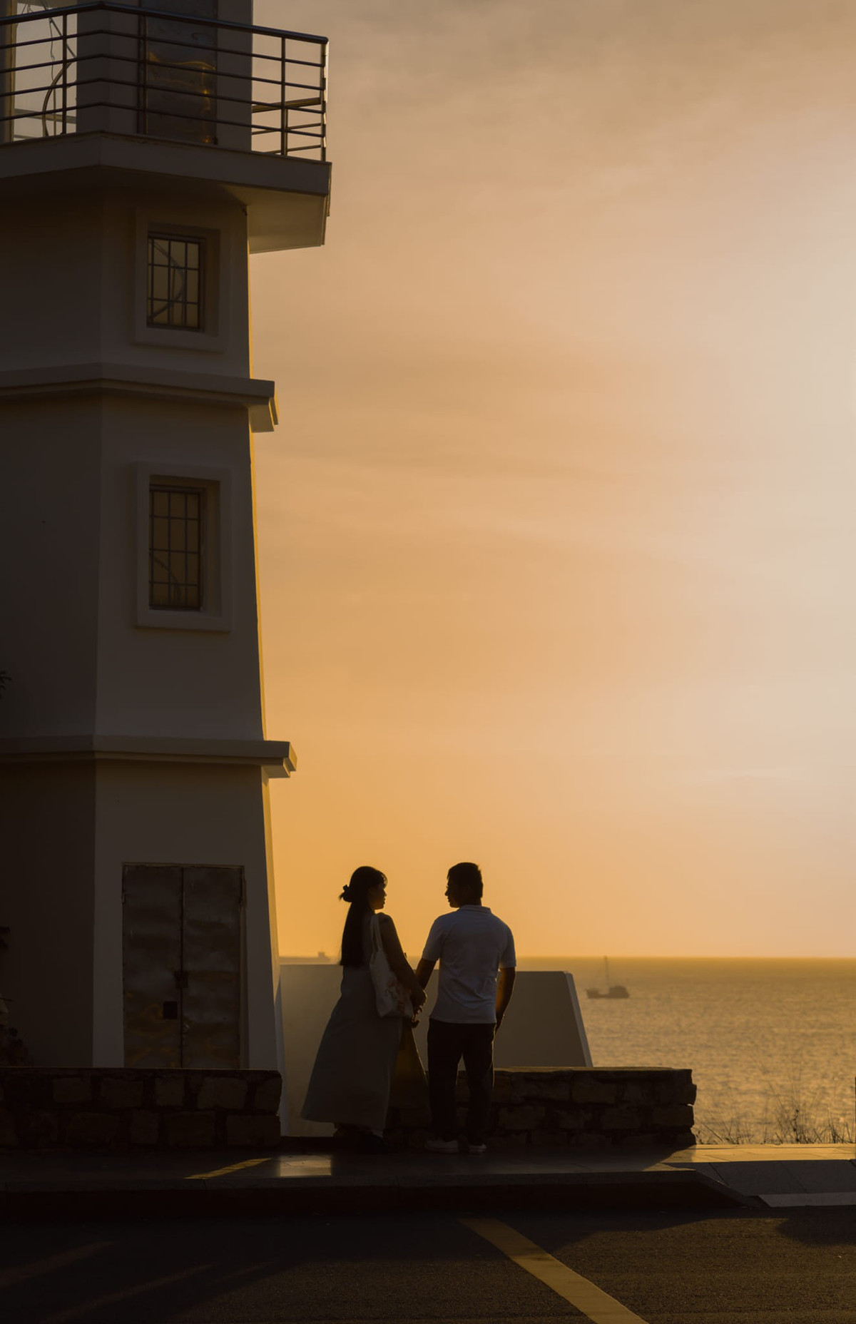 Khi mặt trời bắt đầu nhô lên, ánh sáng phản chiếu trên mặt nước tạo nên khung cảnh nhẹ nhàng, đủ khiến người đứng ngắm cũng chậm lại theo từng nhịp sóng. Ảnh Phạm Tuấn Thành