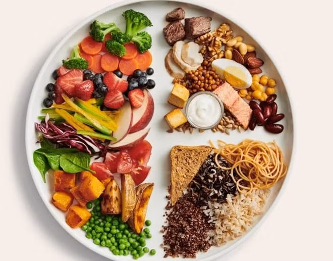 Chế độ ăn cân bằng, giàu protein, canxi, vitamin D, kẽm và magie giúp xương chắc khỏe, hỗ trợ chiều cao phát triển. Đồng thời, giữ tư thế đúng khi ngồi, đứng hay ngủ giúp tránh gù lưng, lệch cột sống, những yếu tố có thể làm giảm chiều cao thực. Ảnh minh họa