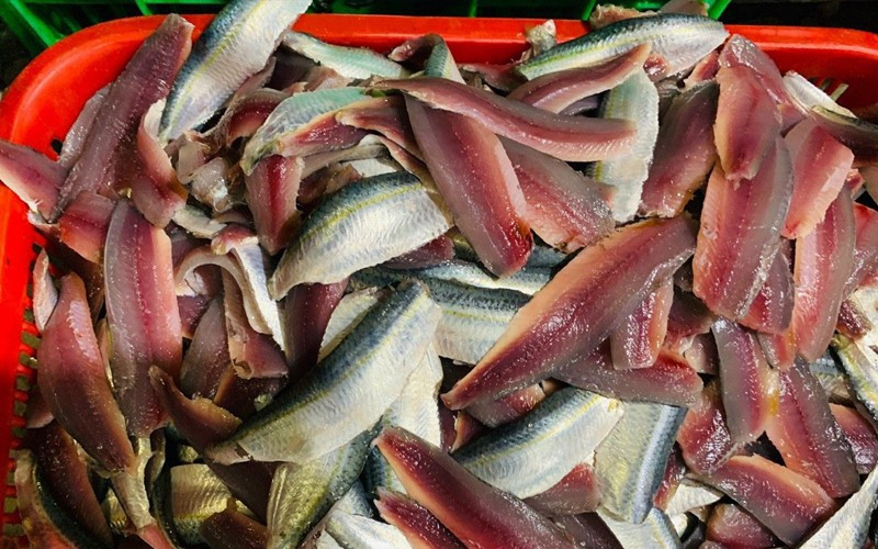 Thay vì lựa chọn các loại cá nhập khẩu đắt đỏ, nhiều người tiêu dùng đang chuyển sang các sản phẩm nội địa có giá hợp lý nhưng vẫn đảm bảo giá trị dinh dưỡng. Cá trích và cá mòi trở thành lựa chọn tiêu biểu cho xu hướng này, khi vừa đáp ứng nhu cầu sức khỏe, vừa phù hợp với khả năng chi tiêu. Ảnh suckhoedoisong