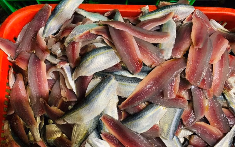 Thay vì lựa chọn các loại cá nhập khẩu đắt đỏ, nhiều người tiêu dùng đang chuyển sang các sản phẩm nội địa có giá hợp lý nhưng vẫn đảm bảo giá trị dinh dưỡng. Cá trích và cá mòi trở thành lựa chọn tiêu biểu cho xu hướng này, khi vừa đáp ứng nhu cầu sức khỏe, vừa phù hợp với khả năng chi tiêu. Ảnh suckhoedoisong