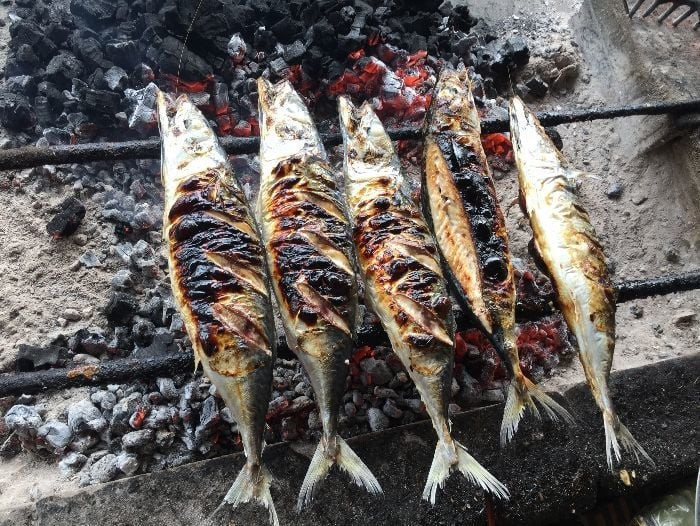 Trong đó, cá trích và cá mòi có lợi thế rõ rệt về nguồn cung và chi phí. Các sản phẩm chế biến như cá hộp, cá khô, cá đóng gói tiện lợi đang ghi nhận mức tiêu thụ ổn định, thậm chí tăng trưởng tại nhiều kênh bán lẻ. Ảnh Internet