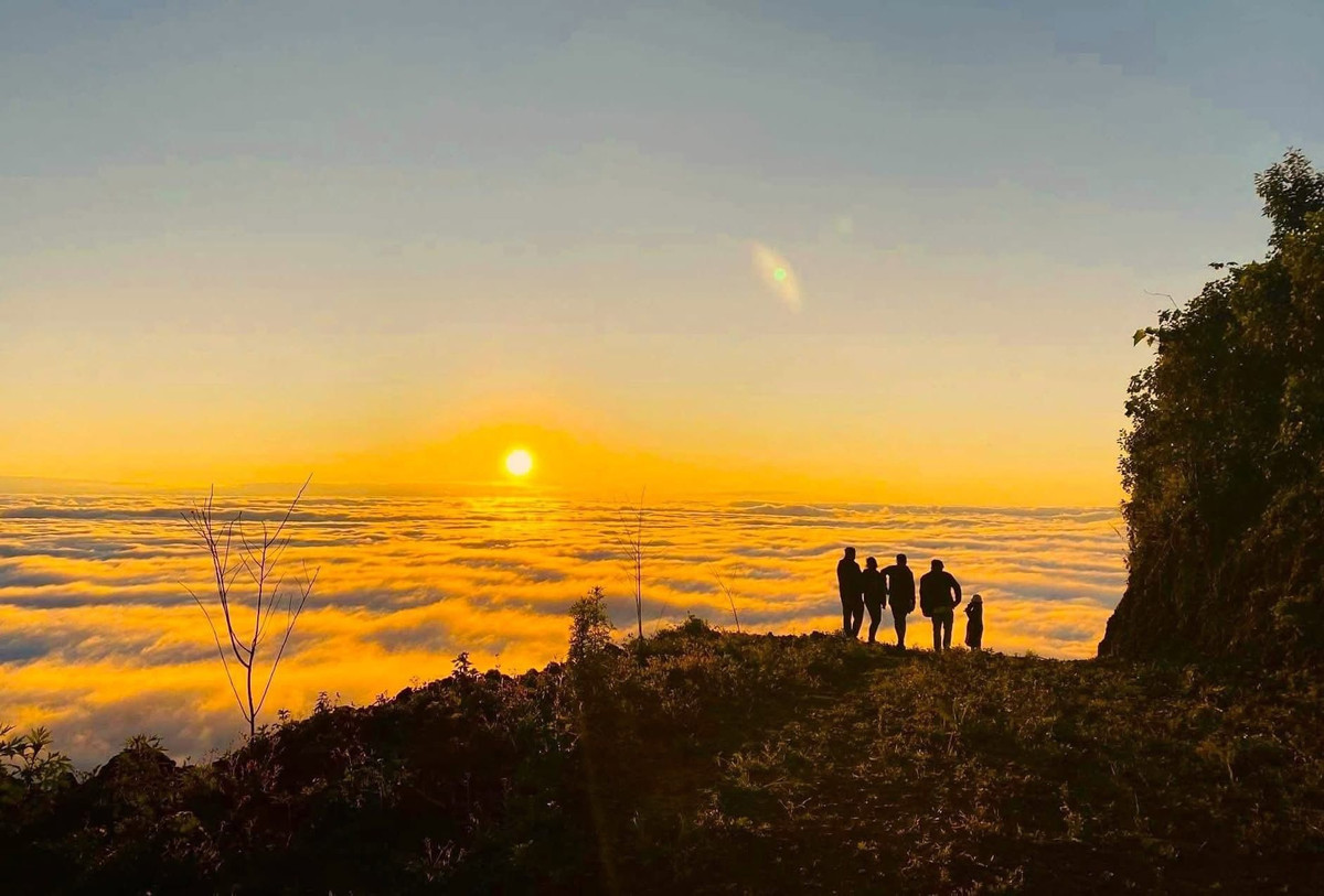 Theo dự báo, trong những tuần tới, Tà Xùa vẫn duy trì nền nhiệt thấp và thời tiết khô lạnh, điều kiện thuận lợi để mây tầng thấp tiếp tục hình thành. Tuy nhiên, du khách được khuyến cáo chuẩn bị trang phục giữ ấm, giày chống trơn và hạn chế di chuyển ban đêm hoặc quá sớm khi sương mù dày đặc. Ảnh