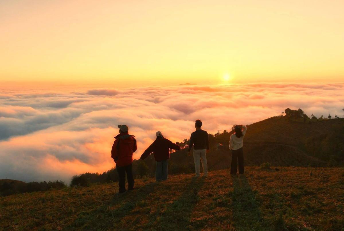 Không chỉ hấp dẫn bởi mây trời, Tà Xùa mùa này còn ghi điểm nhờ vẻ đẹp nguyên sơ của núi rừng. Những đồi chè xanh mướt trải dài theo triền núi, những cành đào bắt đầu nhú nụ báo hiệu mùa xuân cận kề, xen lẫn là nếp sinh hoạt mộc mạc của đồng bào Mông bản địa. Du khách có thể ghé thăm các bản làng, thưởng thức rượu ngô, thắng cố hoặc đơn giản là ngồi bên bếp lửa, cảm nhận nhịp sống chậm rãi nơi vùng cao. Ảnh
