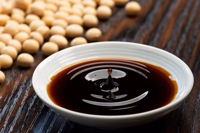 Nước tương cần chọn loại và thời điểm phù hợp. Nước tương nhạt nên cho sớm để tăng hương vị mà không làm thay đổi màu sắc, thích hợp cho món trộn, xào hay ướp thịt. Nước tương đen nên cho cuối cùng khi nấu kho hay hầm để món ăn lên màu đẹp và thơm. Ảnh minh hoạ