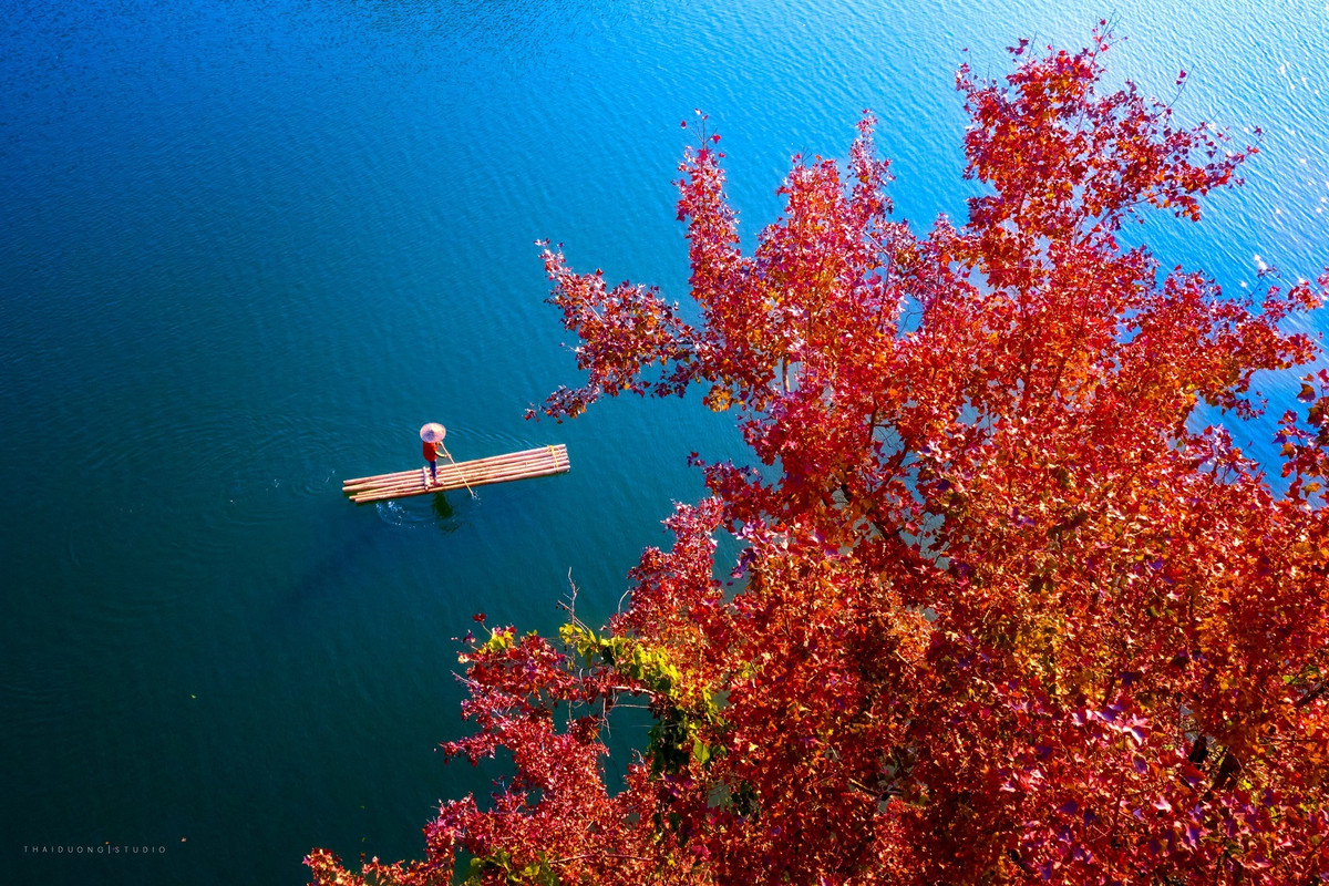 Ban Viet-sjøen ligger på turistveien fra Trung Khanh kommune til Ban Gioc-fossen, noe som gjør den ganske praktisk å inkludere i en utforskningsplan for Cao Bang. Omtrent 10 km fra sentrum tar en kort sving inn i landsbyen Ban Viet deg til denne klare blå innsjøen som ligger omgitt av fjell og åser. (Foto: Thai Duong AC)