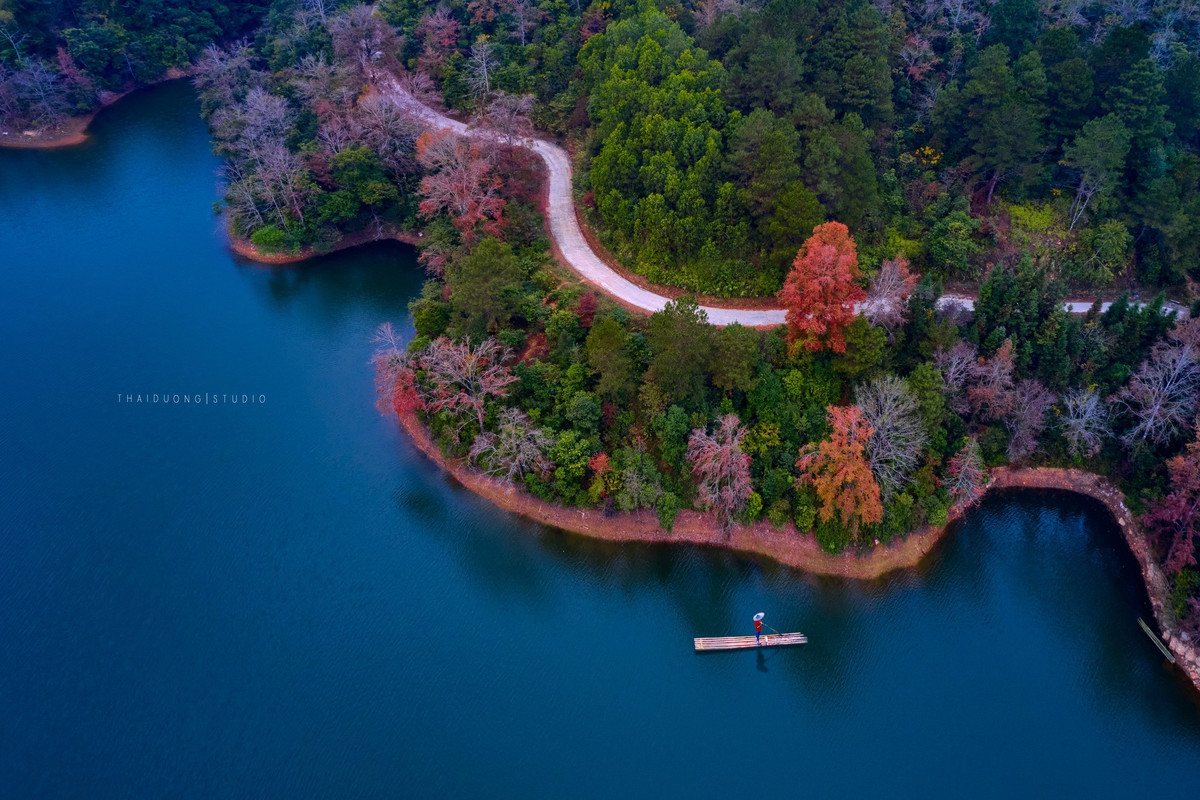 Perioden fra november til januar regnes som den vakreste tiden ved Ban Viet-sjøen. I løpet av denne tiden er innsjøens overflate krystallklar og rolig, og reflekterer de livlige fargene i den omkringliggende skogen. Om morgenen omslutter en lett tåke innsjøen forsiktig, mens middagssolen skinner mykt, noe som gjør løvverket enda mer slående – perfekt for fotografering og avslapning.