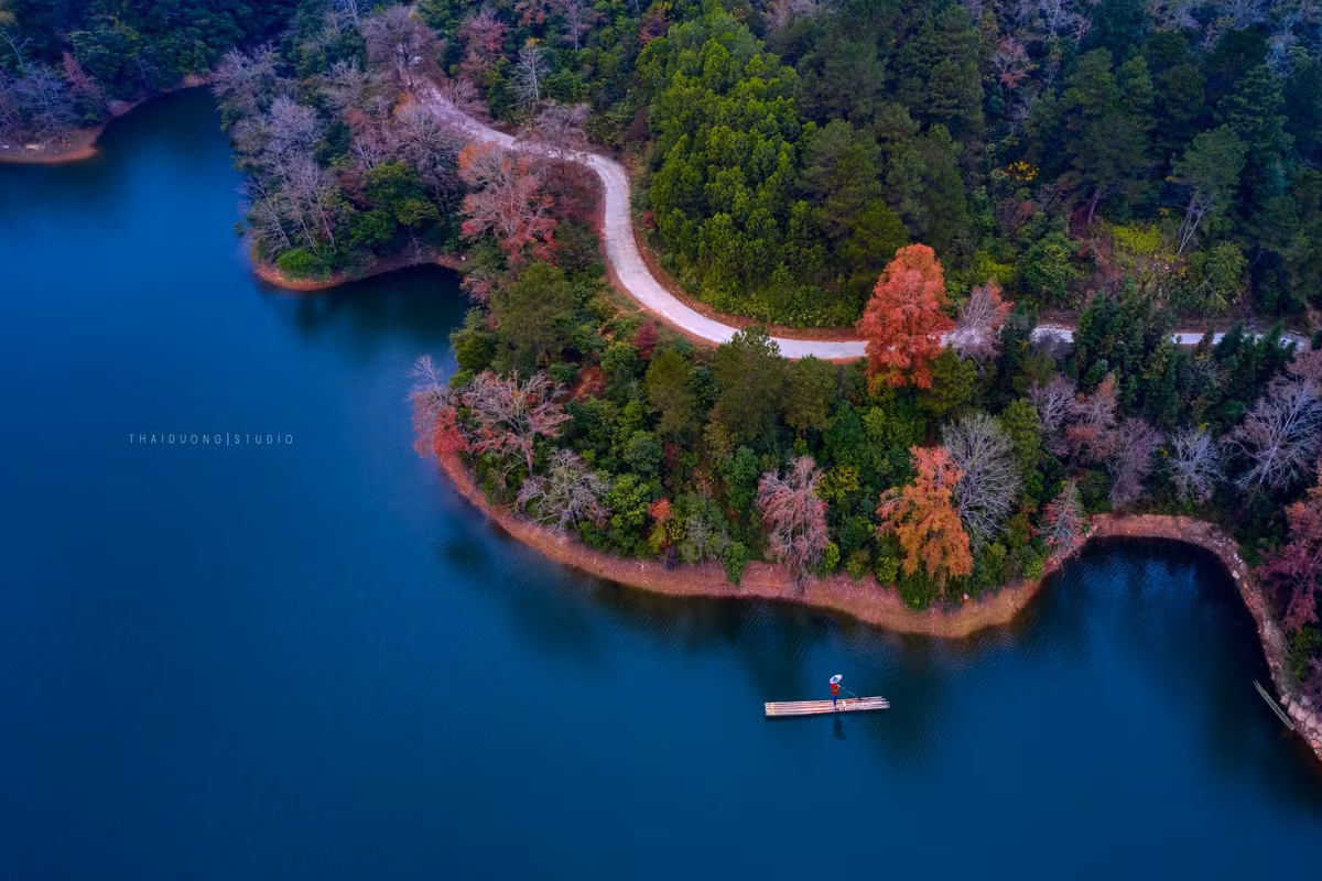 Khoảng thời gian từ tháng 11 đến tháng 1 được xem là lúc hồ Bản Viết đẹp nhất. Khi ấy, mặt hồ trong veo và yên ả, phản chiếu rõ từng mảng màu của rừng cây ven bờ. Buổi sớm, sương mỏng lãng đãng phủ quanh hồ, đến trưa nắng lên nhẹ nhàng, sắc lá càng trở nên nổi bật, rất thích hợp cho việc chụp ảnh và nghỉ ngơi thư giãn.