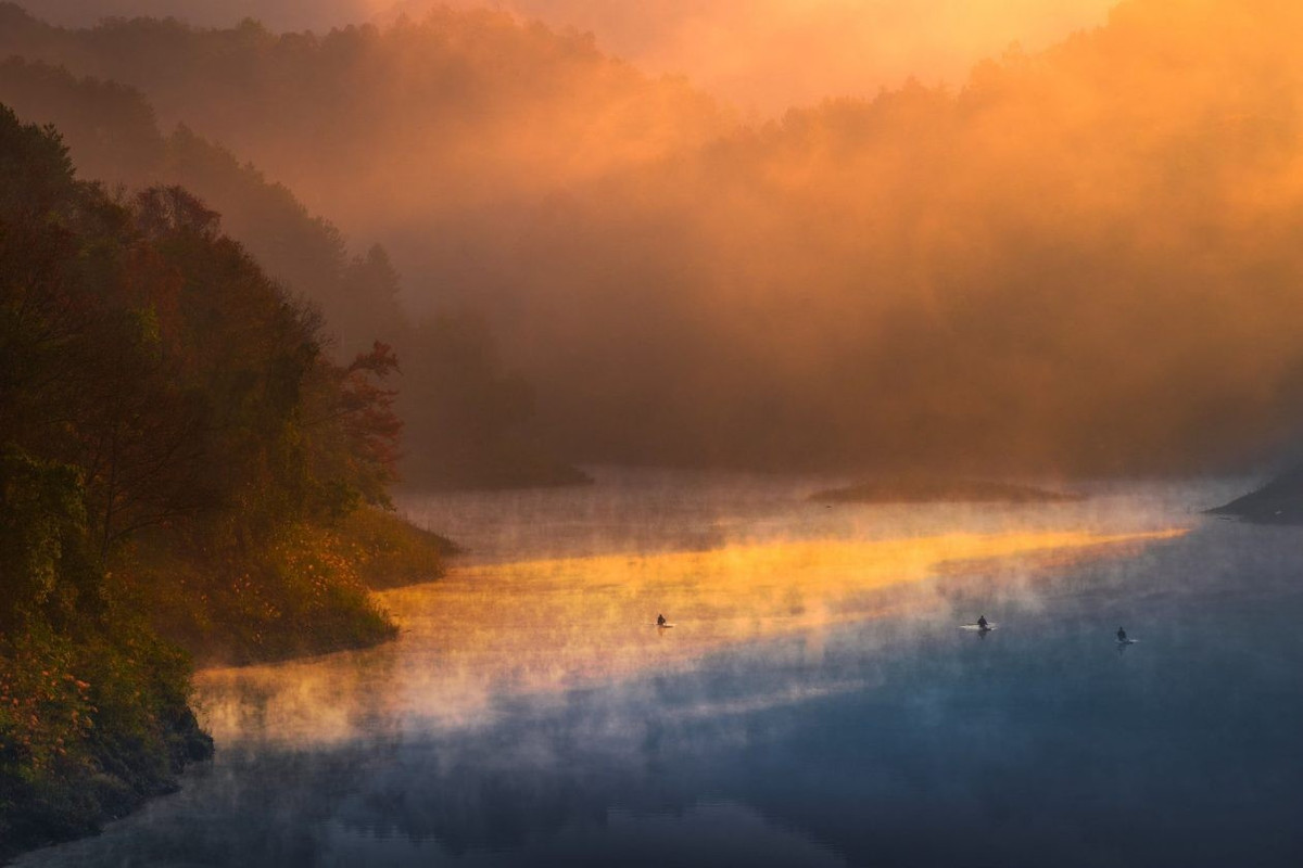 Når man besøker Ban Viet-sjøen, bør turister være oppmerksomme på å bevare landskapet, avstå fra å kaste forsøpling og minimere påvirkningen på naturmiljøet. Vinterværet i høylandet kan være kaldt og fuktig, så varme klær og sklisikre sko vil gjøre turen mer komfortabel, spesielt for de som reiser med små barn. (Foto av Tran Tien Dung)