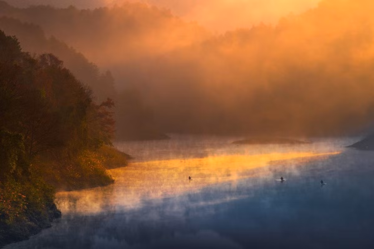 Khi ghé thăm hồ Bản Viết, du khách nên chú ý giữ gìn cảnh quan chung, không xả rác và hạn chế tác động đến môi trường tự nhiên. Thời tiết mùa đông vùng cao có thể lạnh và ẩm, vì vậy trang phục giữ ấm và giày chống trượt sẽ giúp chuyến đi thuận lợi hơn, đặc biệt với những ai đi cùng trẻ nhỏ. Ảnh Trần Tiến Dũng