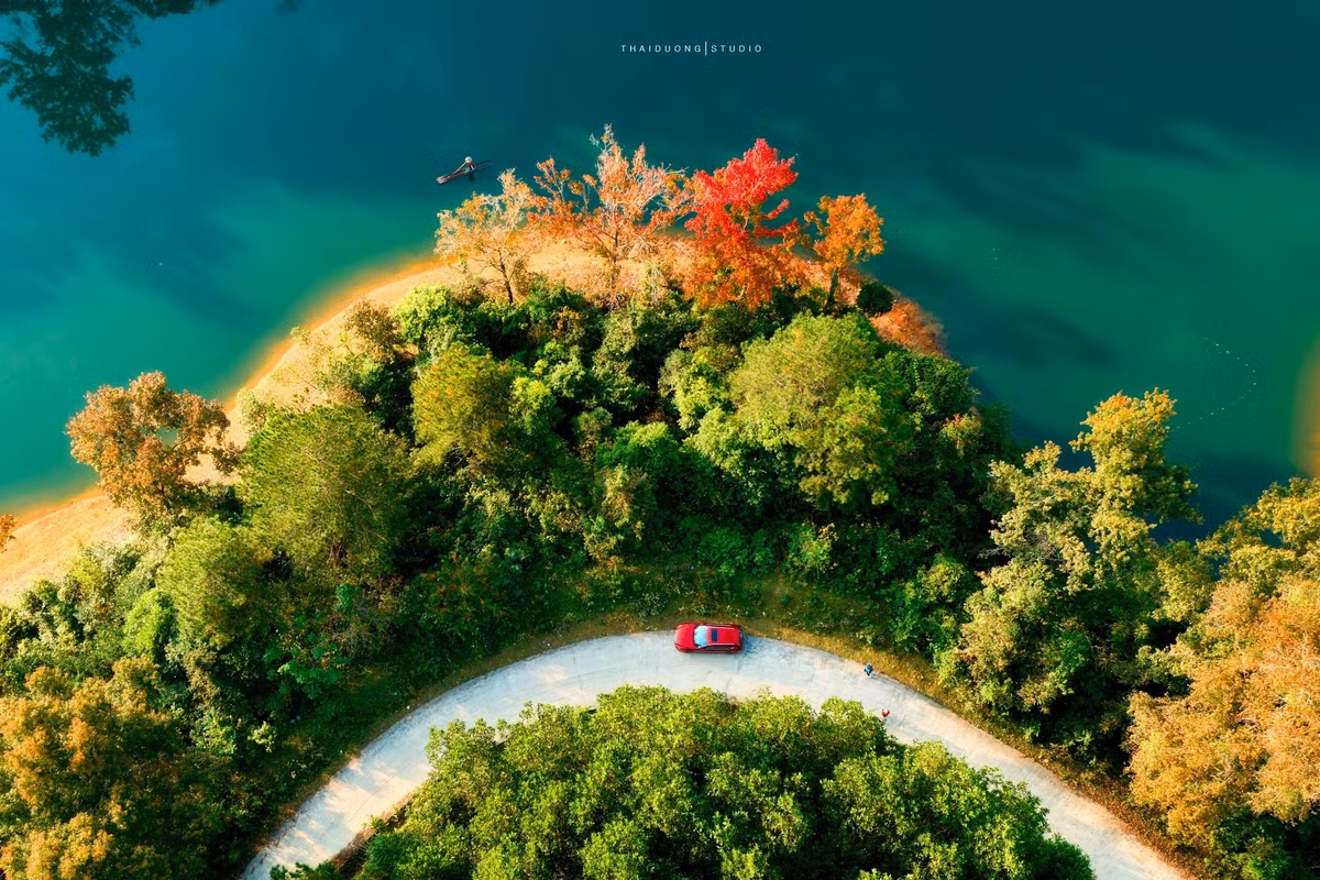 Vào mùa đông, sắc lá đỏ, vàng điểm xuyết trên nền xanh thẫm của núi rừng càng khiến không gian trở nên cuốn hút. Ảnh Thái Dương AC