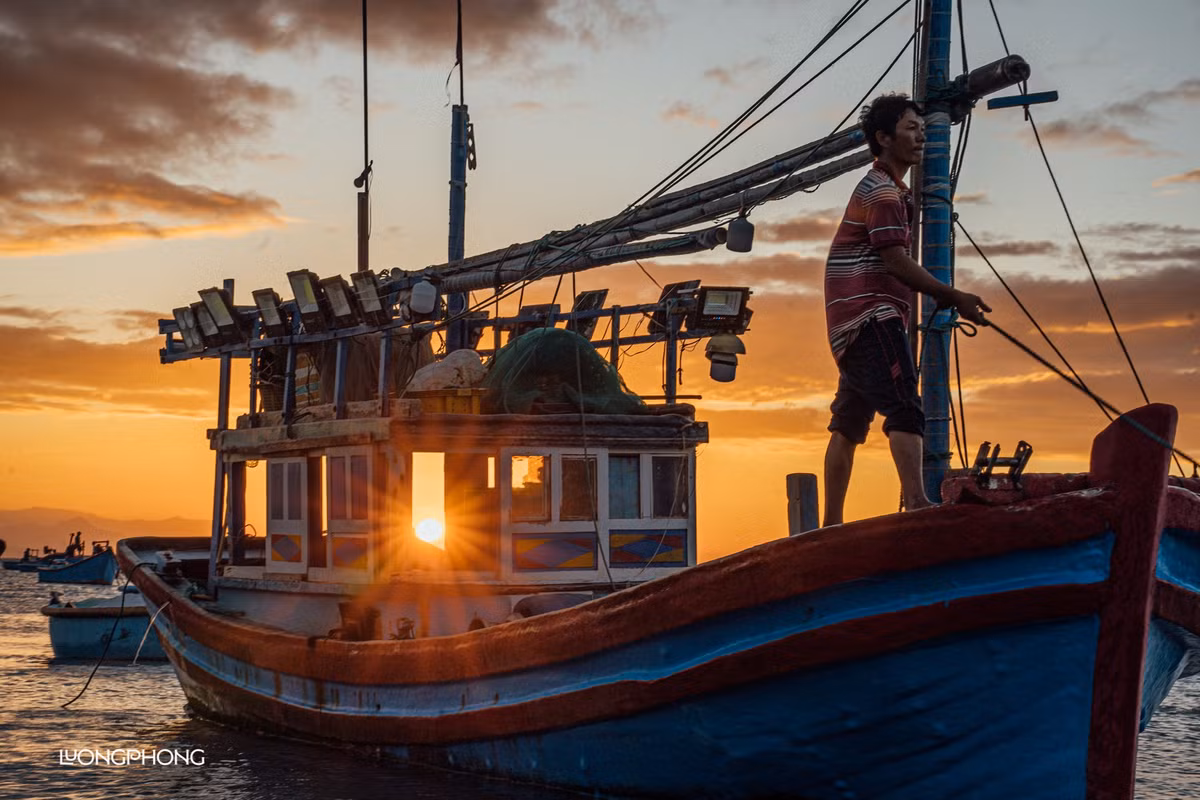 Không chỉ có vẻ đẹp tự nhiên mà Mỹ Hiệp còn ẩn chứa những giá trị văn hóa đặc biệt của một làng chài ven biển. Nếu du khách may mắn được tham gia vào những hoạt động đánh cá cùng ngư dân, du khách sẽ cảm nhận rõ hơn về sự vất vả, tình yêu và sự gắn bó của người dân nơi đây với biển cả. Điều đó càng khiến cảnh hoàng hôn tại làng chài thôn Mỹ Hiệp trở nên đậm đà và ý nghĩa hơn bao giờ hết. Ảnh Lương Phong