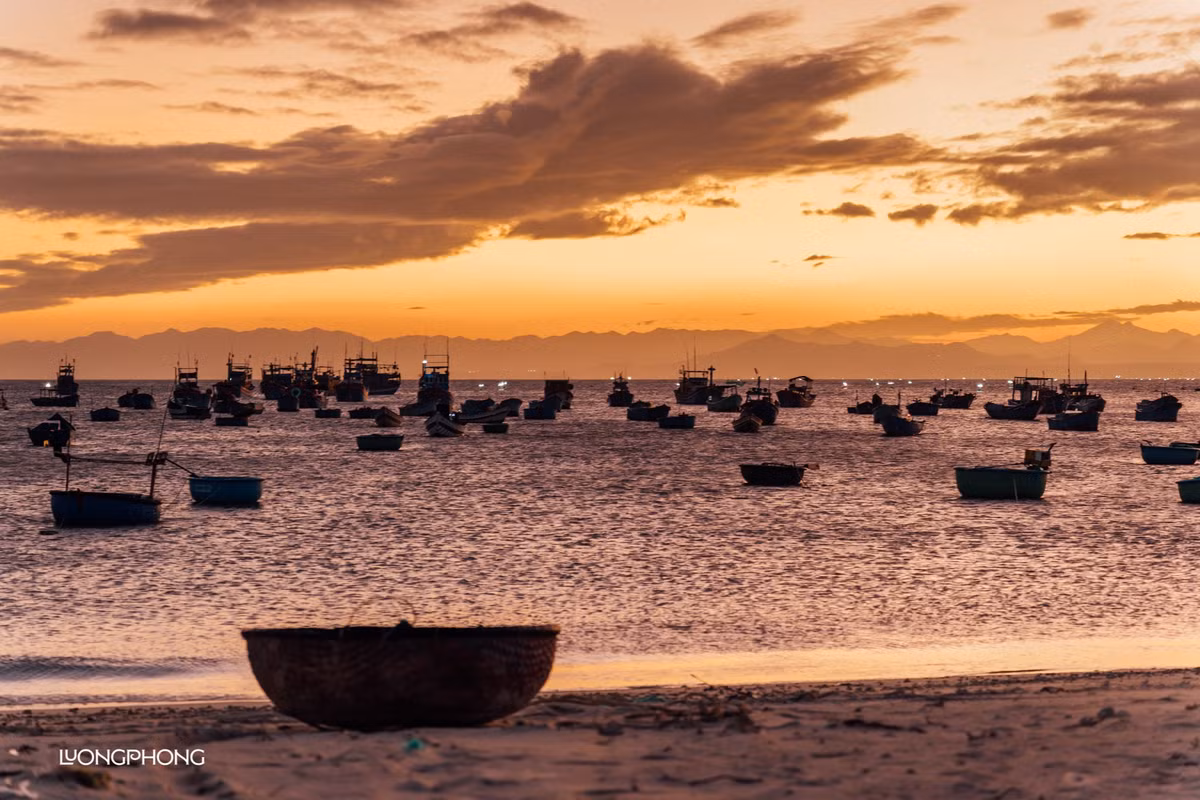 Vẻ đẹp hoàng hôn ở Mỹ Hiệp không chỉ là sự chuyển màu của bầu trời mà còn là một trải nghiệm cảm xúc sâu sắc, khiến người ta cảm thấy hòa mình vào thiên nhiên, tĩnh lặng và bình yên. Ảnh Lương Phong