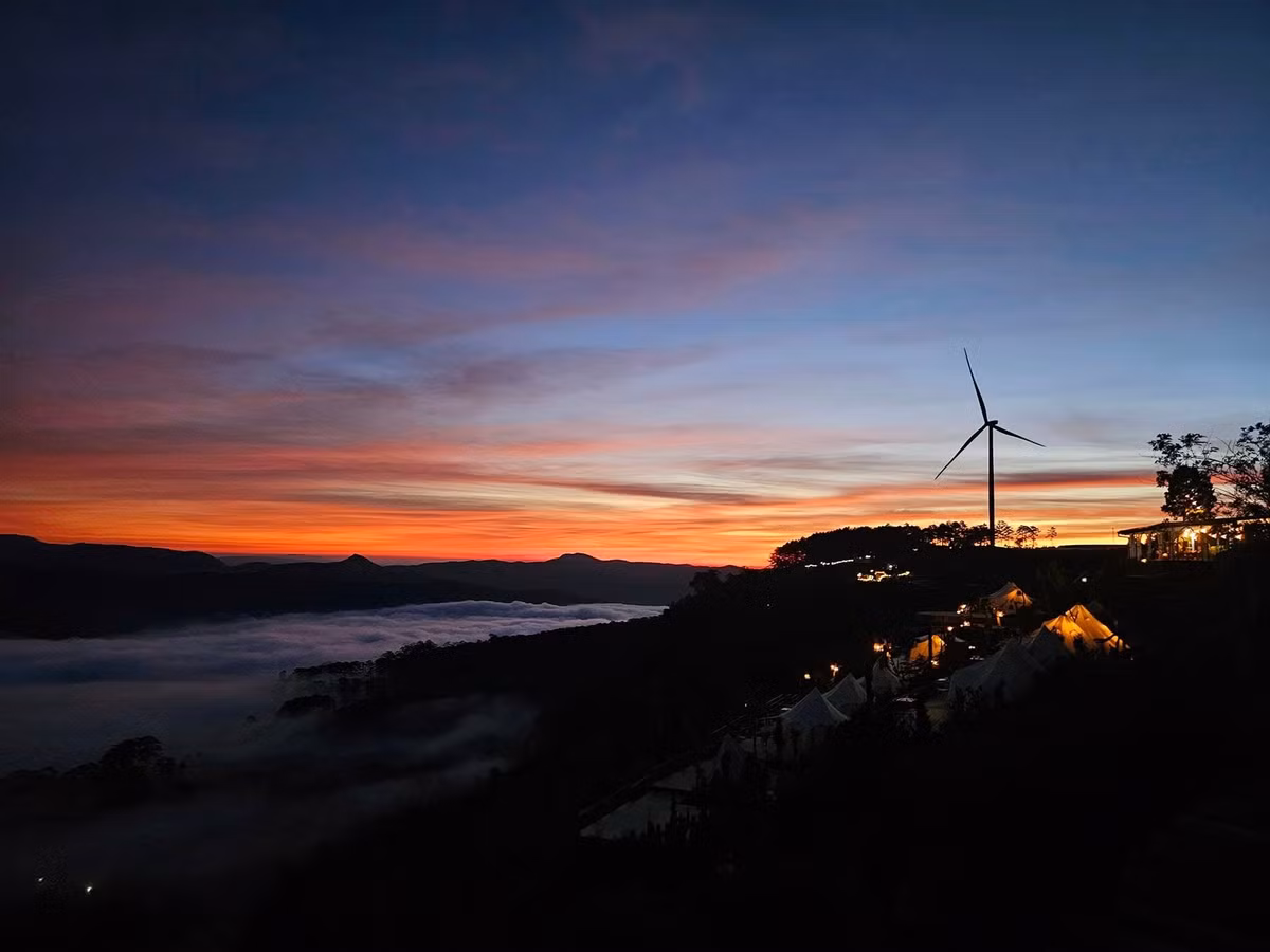 Nằm cách trung tâm Đà Lạt khoảng 25km về phía Đông Nam, Cầu Đất (xã Trạm Hành) từ lâu đã trở thành điểm dừng chân lý tưởng cho những ai yêu thiên nhiên, thích khám phá và đặc biệt là mê săn mây. Ảnh Lê Trung Tín