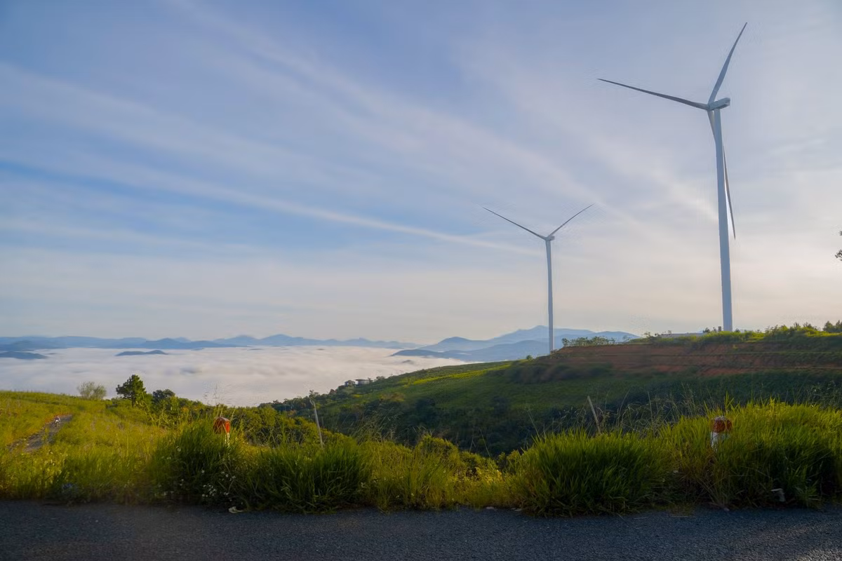 Đến Cầu Đất, du khách không chỉ có ảnh đẹp mang về mà còn được sống chậm lại giữa thiên nhiên thanh khiết. Trong cái lạnh se sắt của buổi sớm cao nguyên, khi mặt trời bắt đầu vẽ lên nền trời những gam màu vàng cam ấm áp, mọi lo âu dường như cũng tan theo mây. Đó chính là lý do vì sao nơi này không bao giờ vắng bóng những kẻ mộng mơ tìm đến. Ảnh Checkin Vietnam