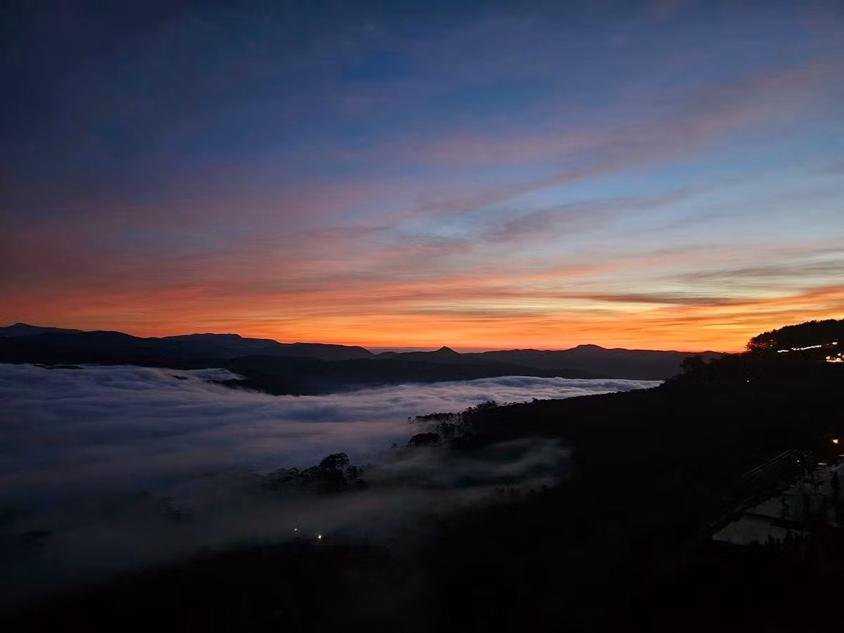 Thời điểm lý tưởng nhất để săn mây ở Cầu Đất là từ 5h đến 6h sáng, khi sương sớm còn vương trên đồi chè và mặt trời chỉ vừa ló rạng. Vào những buổi sáng trời đẹp, cả thung lũng sẽ được phủ bởi lớp mây trắng dày đặc, bồng bềnh như biển. Ảnh Lê Trung Tín