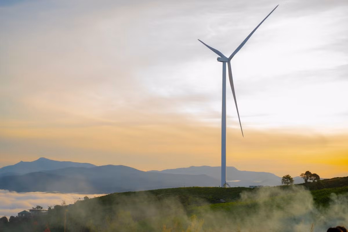 Để săn mây trọn vẹn, du khách nên xuất phát từ trung tâm Đà Lạt lúc khoảng 4h30 sáng. Cung đường Hùng Vương – Tự Phước – Trạm Hành khá dễ đi, chủ yếu là đường nhựa nhưng buổi sáng sớm có thể có sương mù, nên cần chạy xe cẩn thận, giữ ấm và đeo đèn xe đầy đủ. Vé vào các điểm săn mây hiện dao động từ 50.000–100.000 đồng/người, thường bao gồm một phần nước uống và không gian ngồi ngắm cảnh. Một số quán cà phê tại đây phục vụ cà phê pha máy, trà xanh đặc sản hoặc nước nóng để du khách nhâm nhi trong lúc đón bình minh. Ảnh Checkin Vietnam