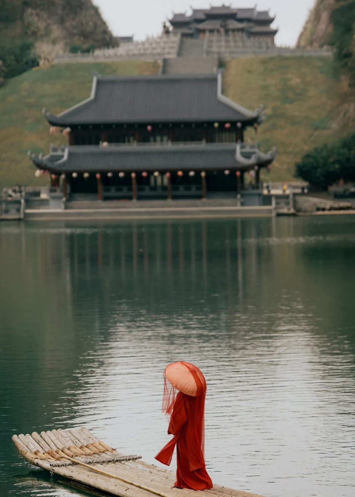 Nếu Tràng An phù hợp với du khách lần đầu đến Ninh Bình, chùa Bái Đính hấp dẫn những hành trình tâm linh – văn hóa, hay Thung Nham nổi tiếng với du lịch sinh thái, thì Thung Ui lại hướng tới nhóm du khách yêu thích sự tĩnh lặng. Đây là điểm đến dành cho những ai muốn dạo bộ giữa thiên nhiên, chụp ảnh phong cảnh, nghỉ ngơi nhẹ nhàng hoặc tìm một góc yên bình giữa vùng di sản đang ngày càng sôi động. Ảnh Tuan Anhi