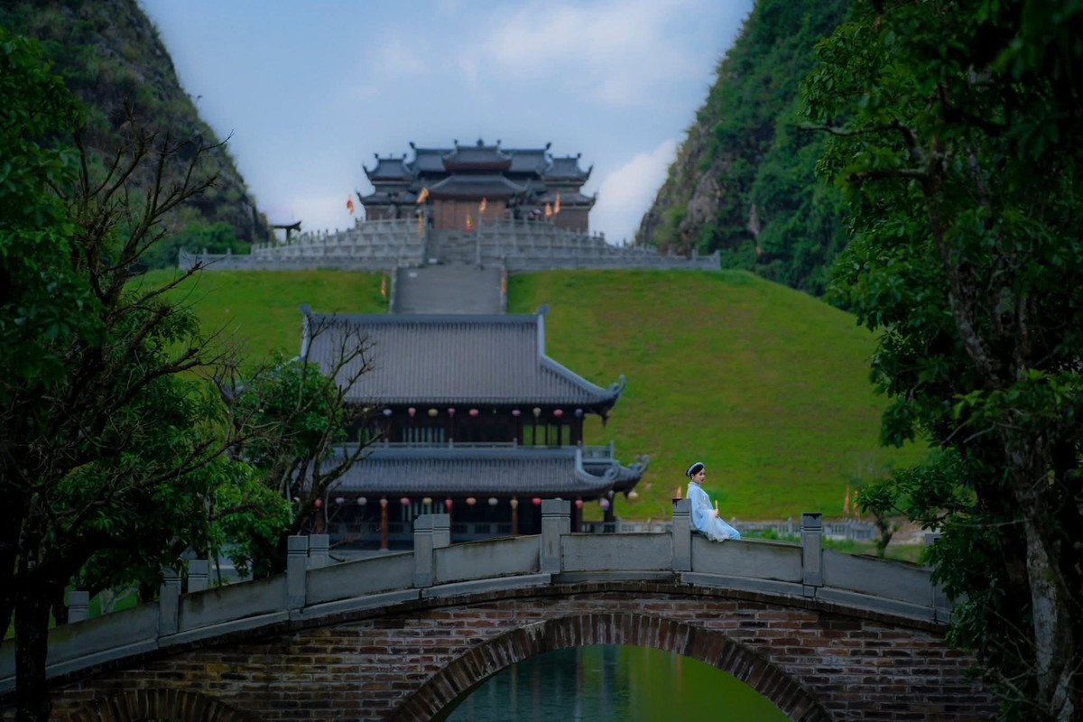 Với những du khách lưu trú tại trung tâm Ninh Bình, quãng đường tới Thung Ui chỉ mất khoảng 20–30 phút. Việc kết hợp tham quan trong buổi chiều, sau đó quay lại trung tâm thành phố hoặc tiếp tục ghé Hang Múa, Tràng An để ngắm hoàng hôn khá thuận tiện về mặt thời gian. Ảnh Thung Ui