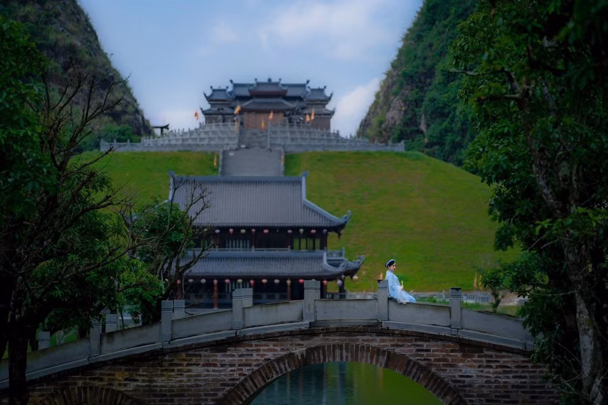 Với những du khách lưu trú tại trung tâm Ninh Bình, quãng đường tới Thung Ui chỉ mất khoảng 20–30 phút. Việc kết hợp tham quan trong buổi chiều, sau đó quay lại trung tâm thành phố hoặc tiếp tục ghé Hang Múa, Tràng An để ngắm hoàng hôn khá thuận tiện về mặt thời gian. Ảnh Thung Ui