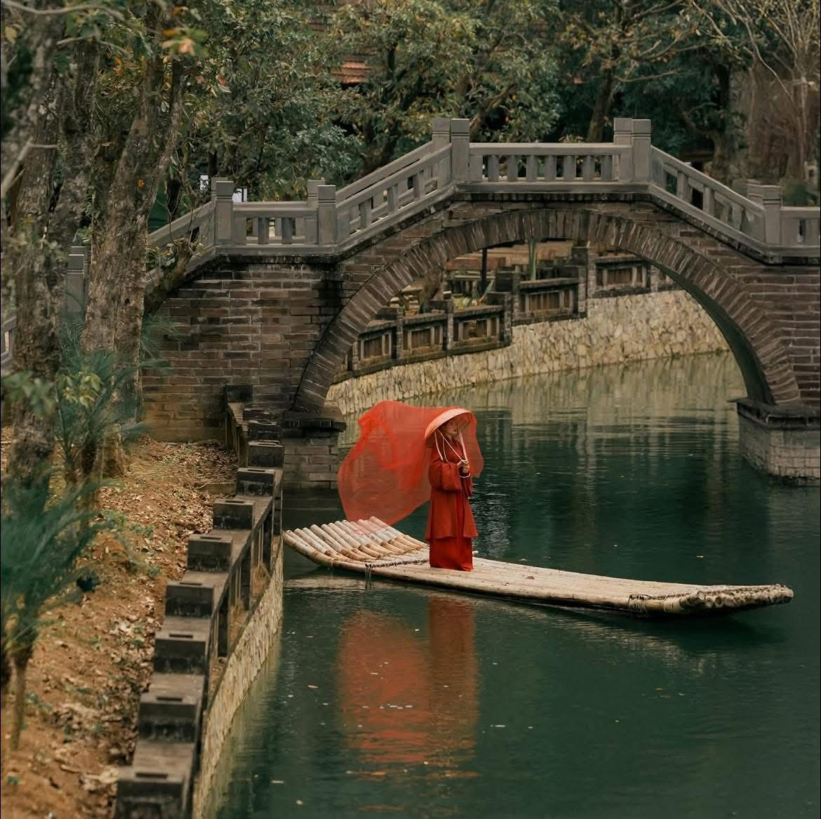 Nhắc đến Ninh Bình, du khách thường nghĩ ngay tới Tràng An với những tuyến đò xuyên hang, chùa Bái Đính quy mô đồ sộ hay Tam Cốc – Bích Động đã quá quen thuộc trên bản đồ du lịch. Tuy nhiên, thời gian gần đây, một cái tên mới bắt đầu xuất hiện nhiều hơn trên các diễn đàn và mạng xã hội du lịch: Thung Ui – thung lũng nằm trong vùng lõi di sản, mang vẻ đẹp tĩnh lặng, nguyên sơ, khác biệt với nhịp tham quan đông đúc xung quanh. Ảnh Tuan Anhi
