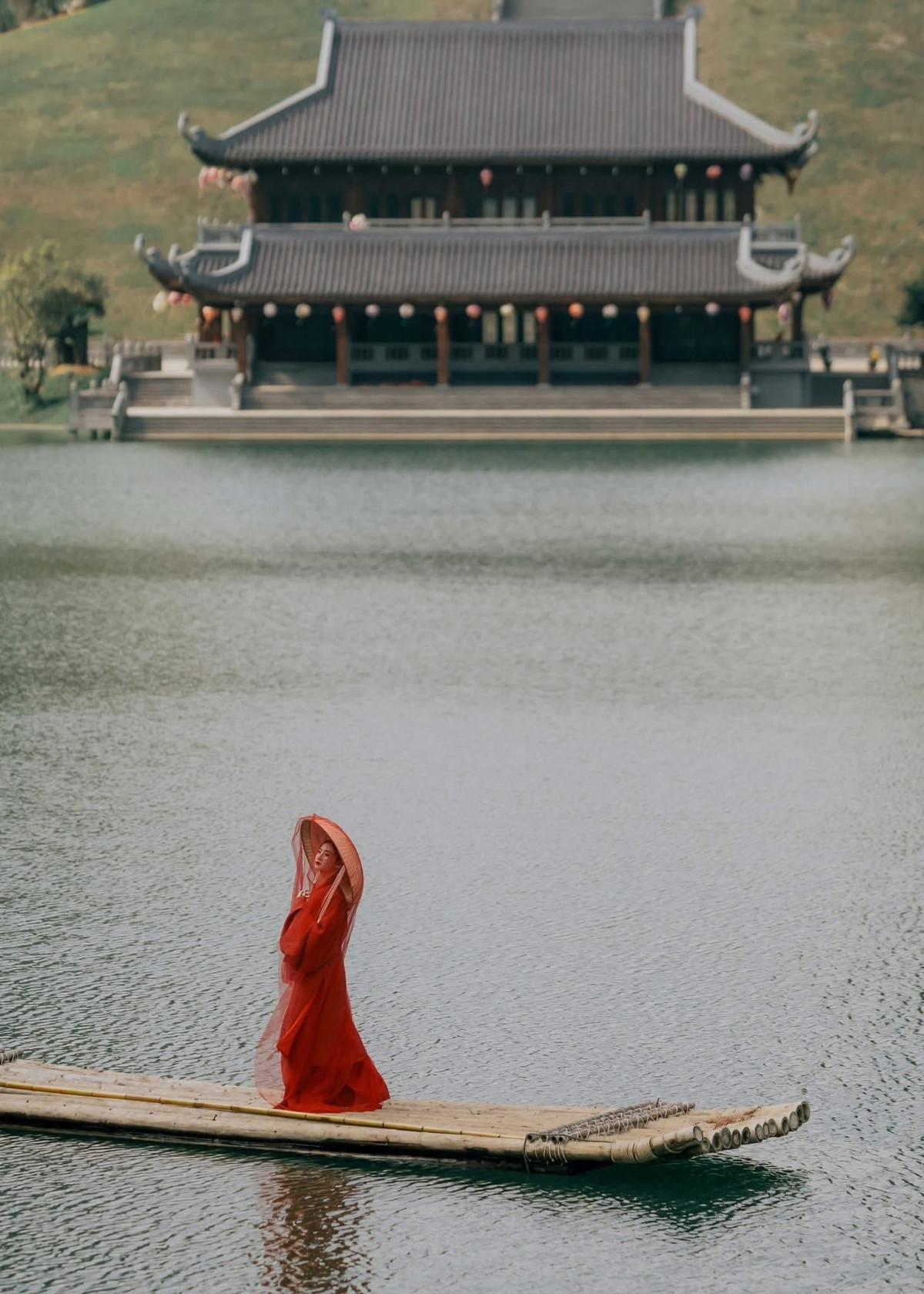 Nhiều hình ảnh, video lan truyền trên mạng xã hội ghi lại khoảnh khắc sương sớm bảng lảng giữa thung lũng, mặt nước phẳng lặng phản chiếu núi non, hay những lối đi nhỏ uốn lượn giữa thảm cỏ xanh, khiến Thung Ui được ví như bối cảnh trong phim cổ trang. Ảnh Tuan Anhi