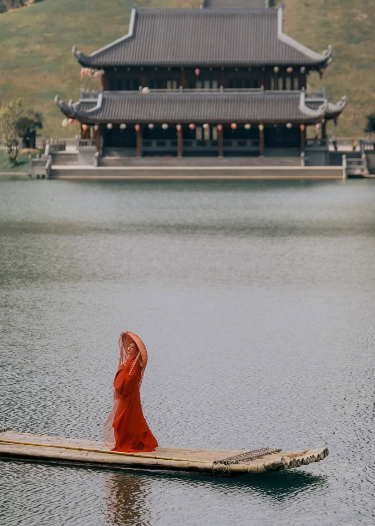 Nhiều hình ảnh, video lan truyền trên mạng xã hội ghi lại khoảnh khắc sương sớm bảng lảng giữa thung lũng, mặt nước phẳng lặng phản chiếu núi non, hay những lối đi nhỏ uốn lượn giữa thảm cỏ xanh, khiến Thung Ui được ví như bối cảnh trong phim cổ trang. Ảnh Tuan Anhi