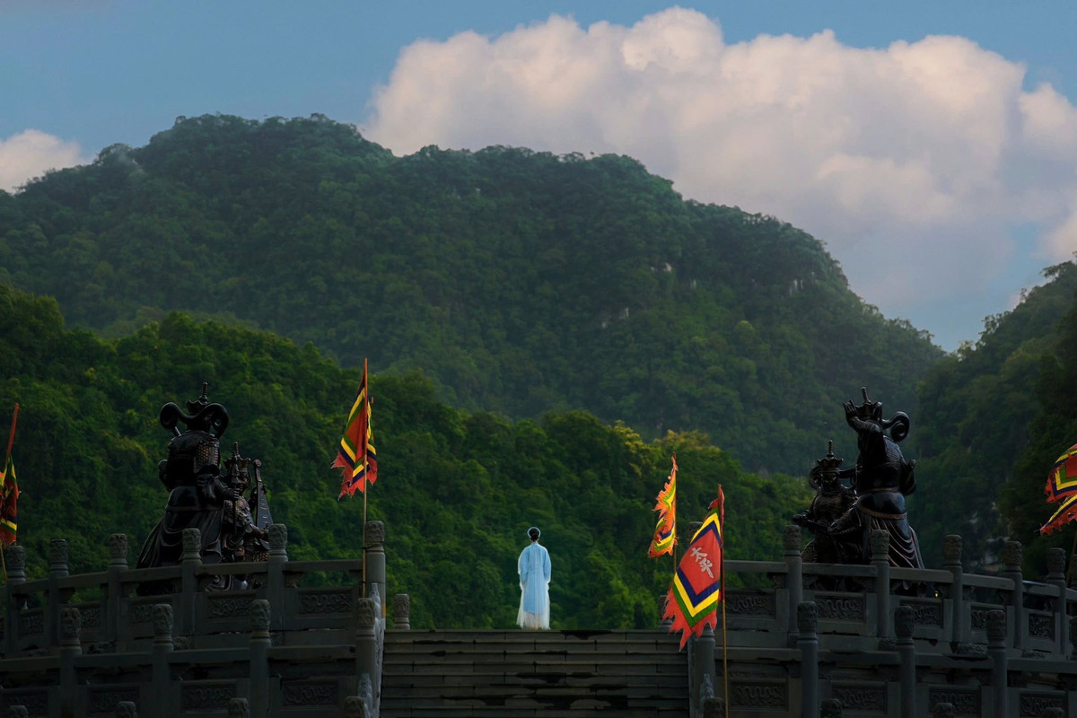 Theo gợi ý từ các đơn vị lữ hành địa phương, Thung Ui có thể dễ dàng kết hợp trong hành trình tham quan một ngày. Từ Hà Nội, du khách di chuyển khoảng 1,5–2 giờ theo cao tốc Pháp Vân – Cầu Giẽ để tới Ninh Bình. Sau khi tham quan chùa Bái Đính hoặc dùng bữa trưa với các món đặc sản địa phương, du khách có thể ghé Thung Ui vào buổi chiều, thời điểm ánh nắng dịu và cảnh sắc thung lũng trở nên mềm mại hơn. Ảnh Thung Ui