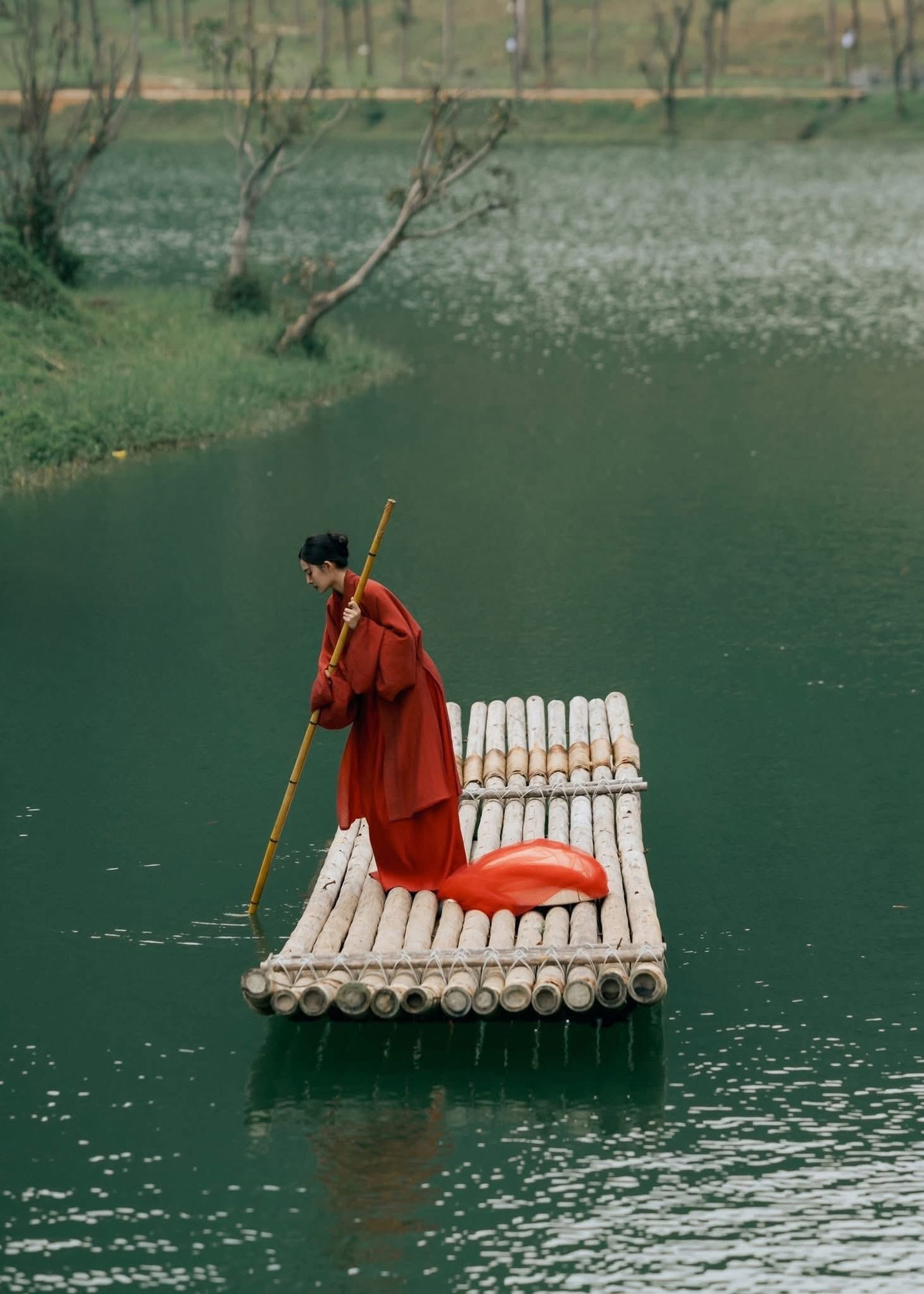 Điểm gây ấn tượng đầu tiên với du khách khi đến Thung Ui chính là cảnh quan tự nhiên còn gần như nguyên vẹn. Thung lũng được bao bọc bởi các dãy núi đá vôi cao sừng sững, phía dưới là thung nước, bãi cỏ và hệ sinh thái đặc trưng của vùng Tràng An. Không gian mở, thoáng đãng, ít tiếng ồn, tạo cảm giác tách biệt hoàn toàn với những tuyến tham quan đông khách chỉ cách đó không xa. Ảnh Tuan Anhi