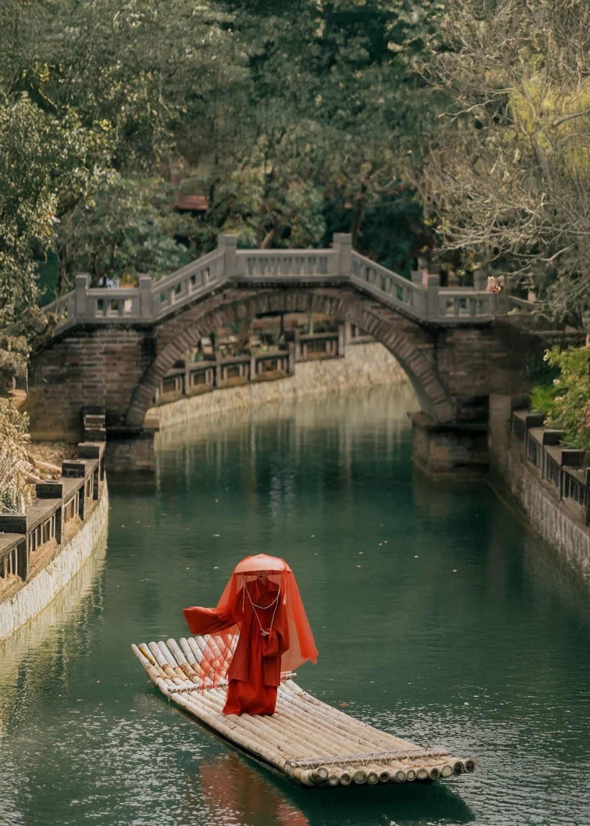 Giữa bức tranh du lịch Ninh Bình ngày càng đa dạng, Thung Ui được xem như một “khoảng lặng” dành cho những du khách muốn khám phá vùng di sản theo cách chậm rãi hơn. Không ồn ào, không phô trương, nhưng đủ khác biệt để khiến nhiều người sau chuyến đi nhận ra rằng, Ninh Bình vẫn còn những góc rất đẹp, chỉ cần được khám phá đúng thời điểm và với nhịp đi phù hợp. Ảnh Tuan Anhi