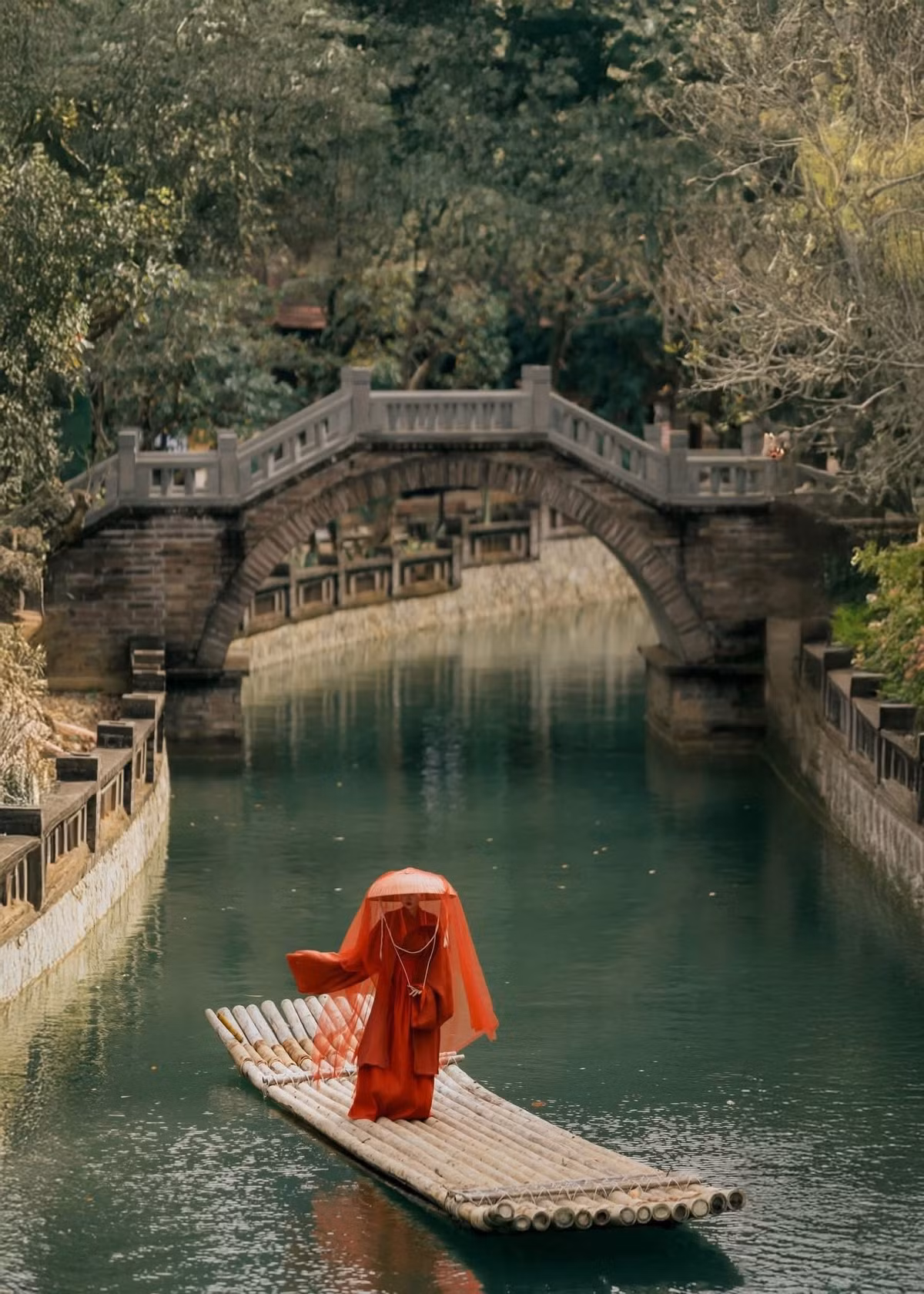 Giữa bức tranh du lịch Ninh Bình ngày càng đa dạng, Thung Ui được xem như một “khoảng lặng” dành cho những du khách muốn khám phá vùng di sản theo cách chậm rãi hơn. Không ồn ào, không phô trương, nhưng đủ khác biệt để khiến nhiều người sau chuyến đi nhận ra rằng, Ninh Bình vẫn còn những góc rất đẹp, chỉ cần được khám phá đúng thời điểm và với nhịp đi phù hợp. Ảnh Tuan Anhi