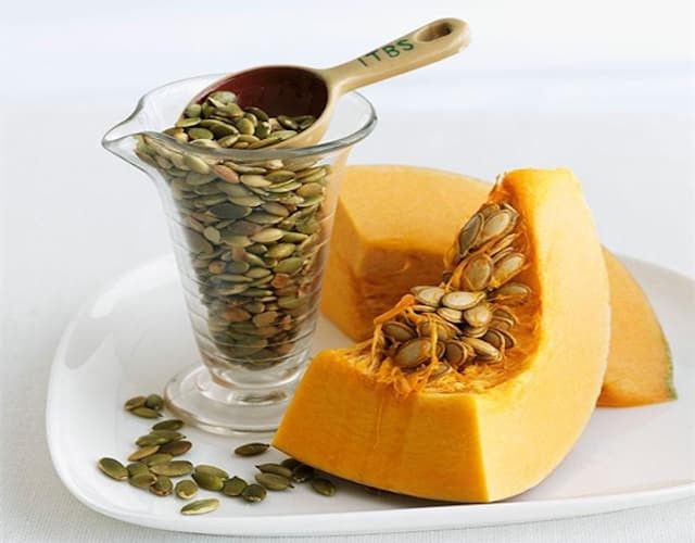 Không chỉ vậy, hạt bí ngô còn chứa nhiều chất chống oxy hóa, góp phần cải thiện lưu thông máu – yếu tố then chốt đối với sức khỏe tình dục. Một số nghiên cứu cho thấy việc bổ sung hạt bí ngô có thể giúp giảm các triệu chứng phì đại lành tính tuyến tiền liệt, đồng thời cải thiện sức sống của tinh trùng trong các thử nghiệm trên động vật. Ảnh minh họa