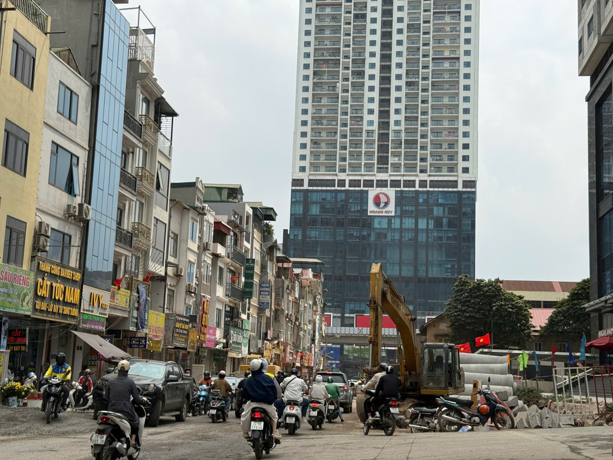 Trong khi chờ ngày hoàn thiện, tuyến đường Nguyễn Tuân vẫn tiếp tục “oằn mình” gánh chịu cảnh ngổn ngang, bụi bặm như một điểm nghẽn chưa có lời giải giữa lòng Thủ đô.