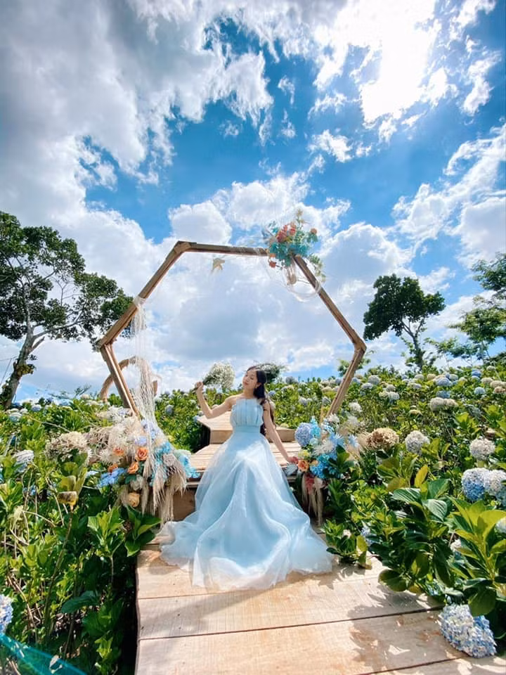 Nằm trên đường Hoa Phượng Tím, phường Xuân Hương, quán vốn được biết đến bởi không gian yên tĩnh, vị trí sát mặt hồ và bầu không khí trầm lắng đặc trưng. Tuy nhiên, lượng khách gần đây tăng vọt khi hình ảnh nữ chủ quán hóa trang theo phong cách mỹ nhân phim cổ trang được lan truyền rộng rãi.