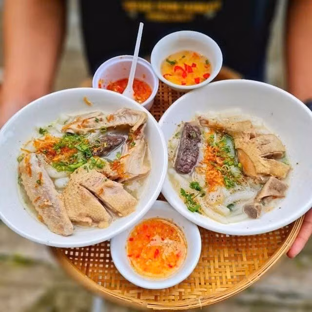 Trước khi nấu, thịt vịt được ướp gia vị cơ bản như hành, tiêu, muối rồi xào săn, sau đó mới cho vào nồi nước dùng, tạo nên vị ngọt tự nhiên đặc trưng. Ảnh Bánh Canh Bột Xắt Bến Tre - Ngoại Tôi