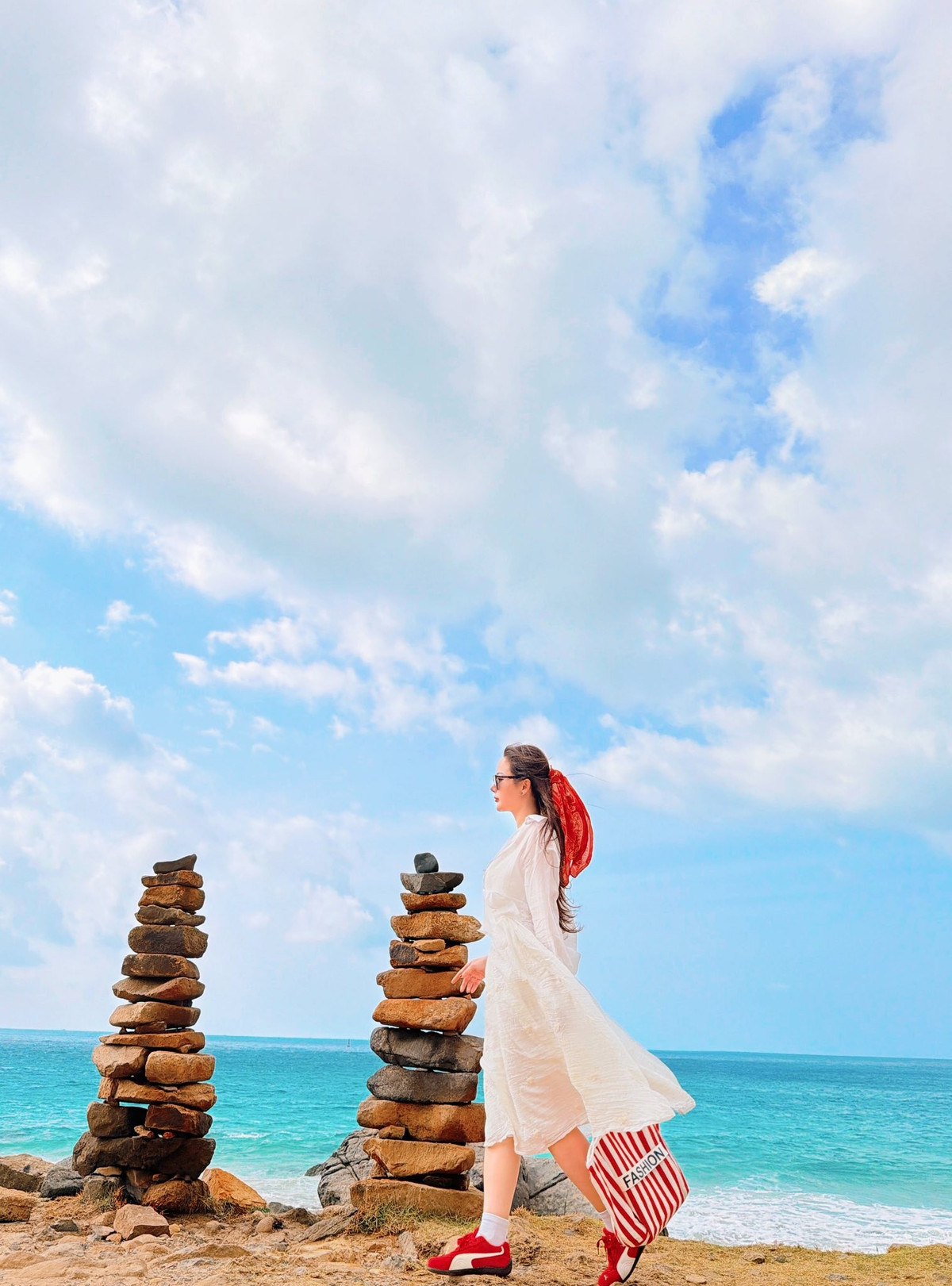 Đặc biệt, giai đoạn từ tháng 7 đến tháng 9 là mùa sinh sản của rùa biển. Du khách có thể đăng ký các tour trải nghiệm xem rùa đẻ trứng – một hoạt động sinh thái độc đáo, góp phần tạo nên ký ức khó quên cho chuyến trăng mật. Ảnh Nguyễn Vân Anh