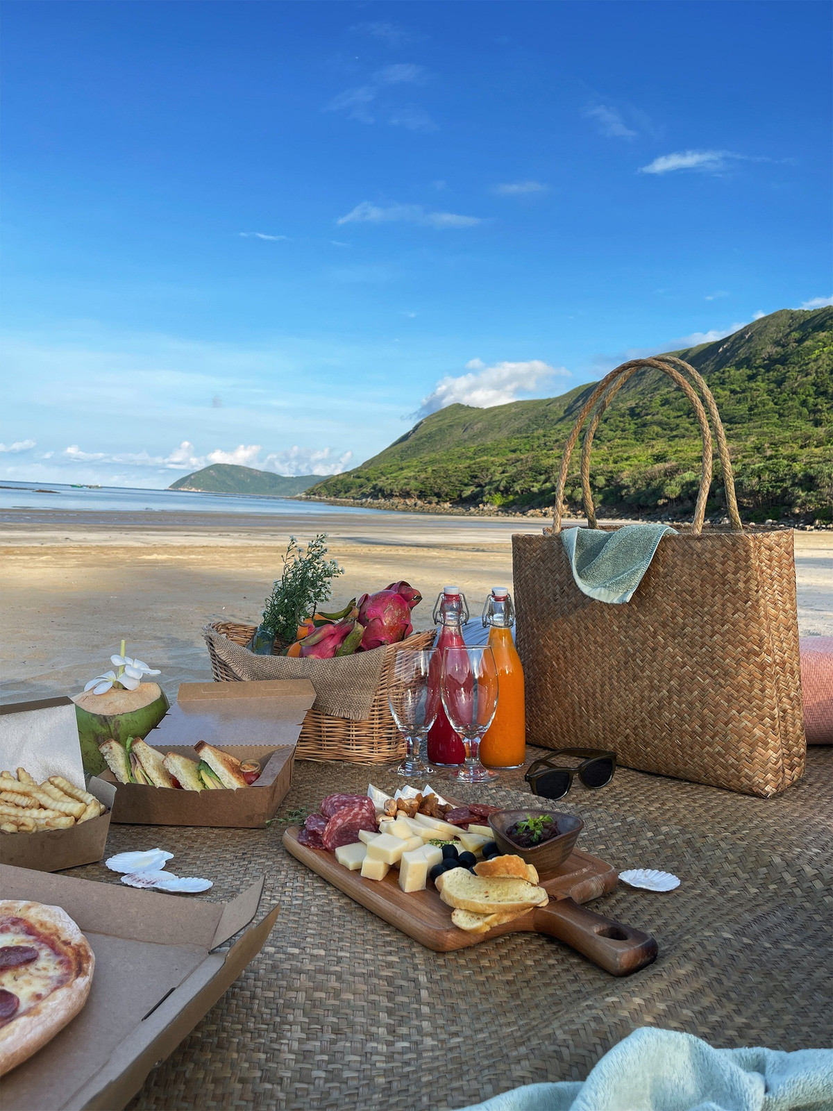 Ngoài Côn Đảo, danh sách trăng mật 2026 của Vogue còn gọi tên nhiều điểm đến nổi tiếng như Italy, New Zealand, Thụy Sĩ, Morocco, Mỹ, Maldives, Bồ Đào Nha và Hy Lạp – những nơi được đánh giá cao về cảnh quan, dịch vụ và trải nghiệm dành cho các cặp đôi.