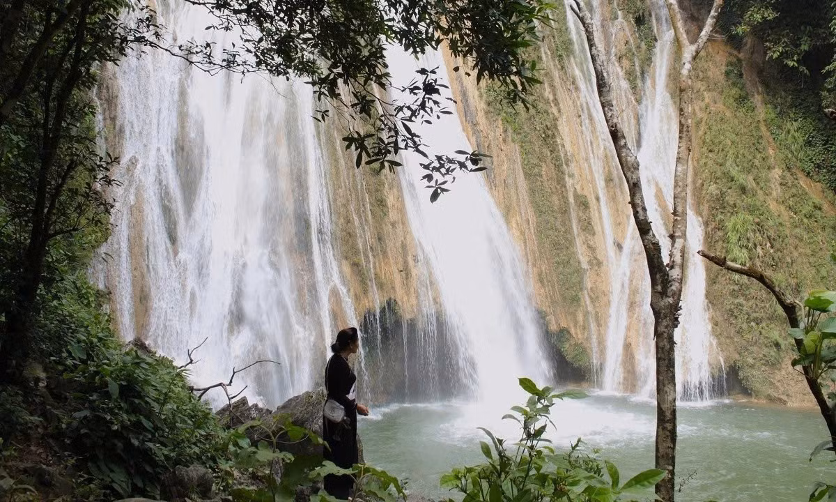 Tour thường bắt đầu từ thành phố Tuyên Quang, di chuyển đến Lâm Bình, sau đó trekking khoảng 1,5 giờ để đến thác. Buổi tối, du khách được thưởng thức các món đặc sản như cá sông nướng, măng rừng xào, thịt lợn bản hấp, uống rượu ngô men lá và nghe hát Then, hát Páo Dung. Ảnh luhanhviet