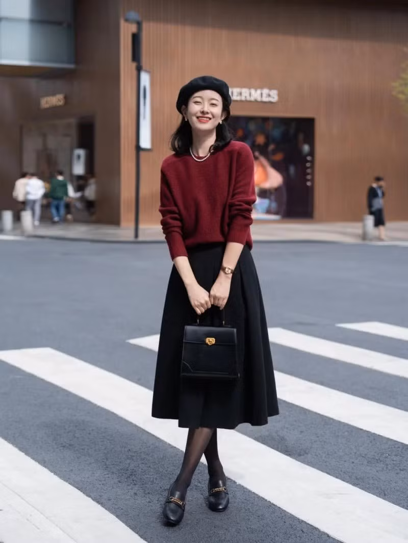 Thời trang Tết luôn là sự kết hợp hài hòa giữa truyền thống và hiện đại. Bên cạnh áo dài hay trang phục cầu kỳ, các mẫu áo dài tay vẫn được ưa chuộng nhờ dễ mặc, dễ phối và phù hợp nhiều hoàn cảnh. 4 kiểu áo dài tay dưới đây được xem là lựa chọn “sáng suốt” để vừa thoải mái, vừa giúp diện mạo trẻ trung hơn. Ảnh minh họa