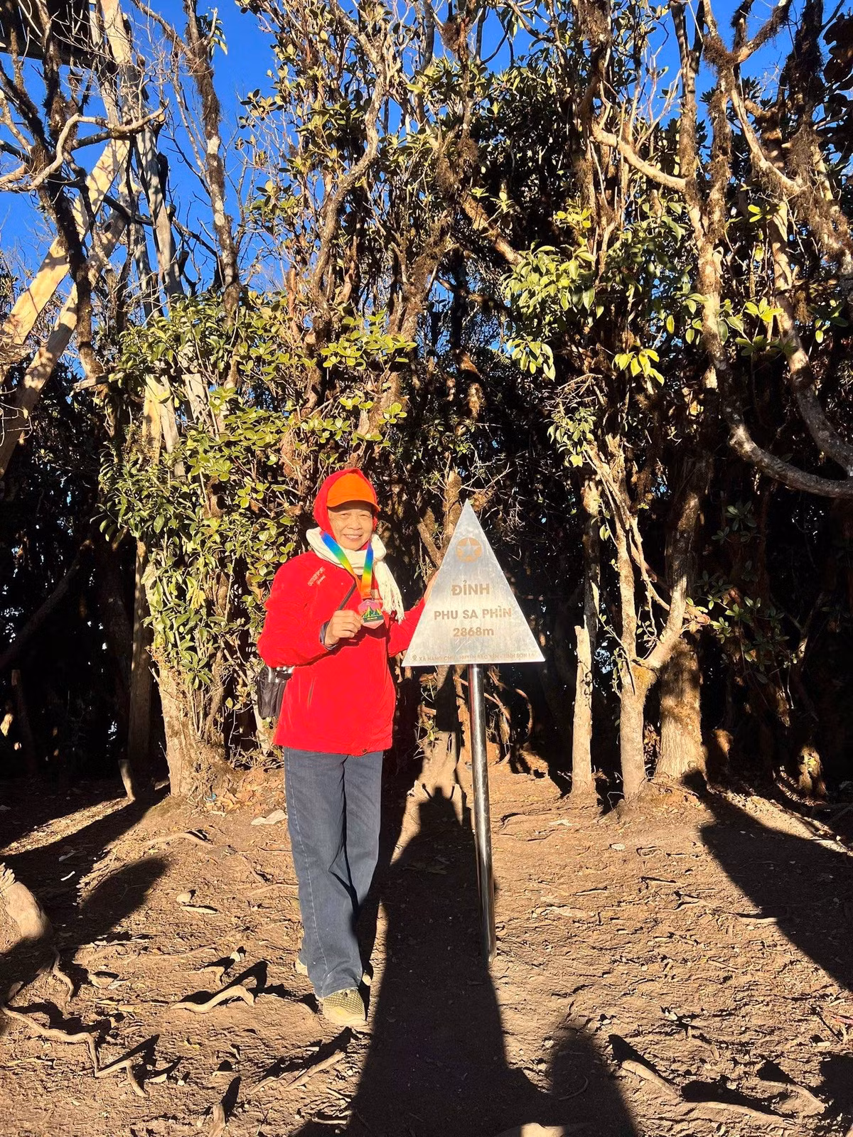 Ở tuổi 69, nhiều người chọn nghỉ ngơi, tận hưởng những chuyến du lịch nhẹ nhàng bên gia đình. Nhưng với cô Lan, tuổi tác không phải là lý do để dừng lại. Trái lại, đó là thời điểm cô bắt đầu những hành trình khiến không ít người trẻ phải ngưỡng mộ: một mình khoác ba lô, băng rừng, vượt dốc, chinh phục liên tiếp hai đỉnh núi cao của Tây Bắc chỉ trong vòng hai tháng.