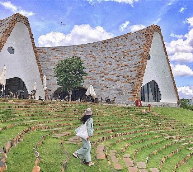 Buôn Ma Thuột còn là điểm đến hiếm hoi mà du khách có thể trải nghiệm cà phê theo nhiều tầng cảm xúc: từ tham quan đồn điền, thưởng thức tách cà phê kiểu Việt trong không gian bản địa, cho đến hòa mình vào không khí rộn rã của lễ hội cà phê vào tháng 3 hàng năm. Ảnh Vietnambooking